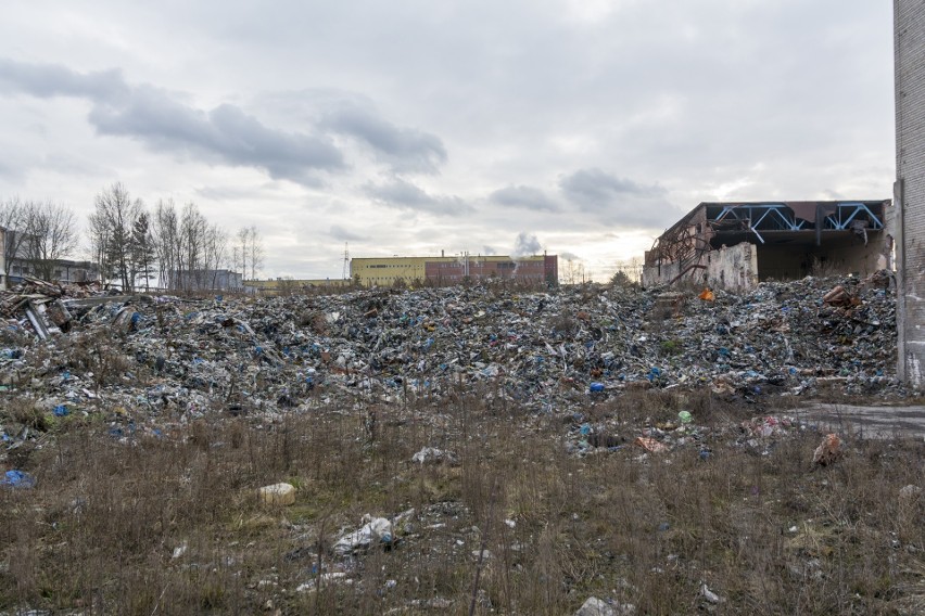 Wielkiej góry śmieci w Kluczach po pożarze ciągle nikt nie posprzątał, chociaż minęło już prawie 2,5 roku [ZDJĘCIA]