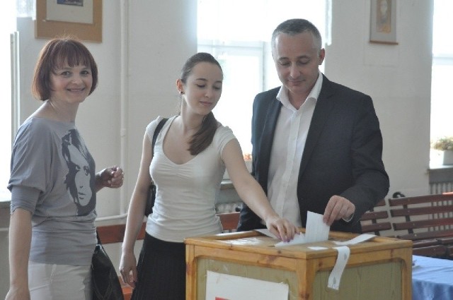 Szef koneckiej Platformy Obywatelskiej Michał Cichocki głosował przed południem w I Liceum Ogólnokształcącym w Końskich wraz żoną Iwoną i córką Olą.