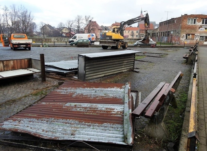 Remont targowiska w Darłowie. Trwa rozbiórka płotu i budynków