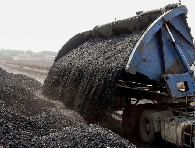 Samorządy w zakresie handlu węglem będą współpracować z górniczymi spółkami. Często też miejscowymi składami węgla.