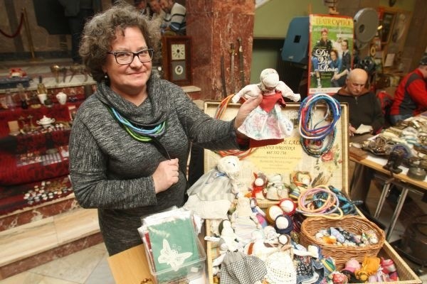 Joanna Wrońska sprzedawała ręcznie robione lalki-motanki.