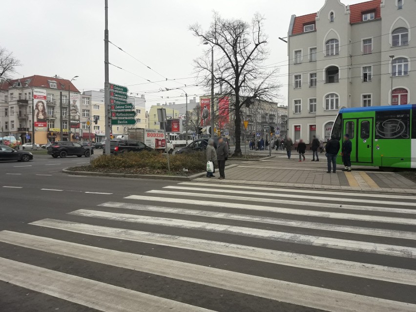 Kolizja na placu Kościuszki w Szczecinie. Zderzenie samochodu z tramwajem