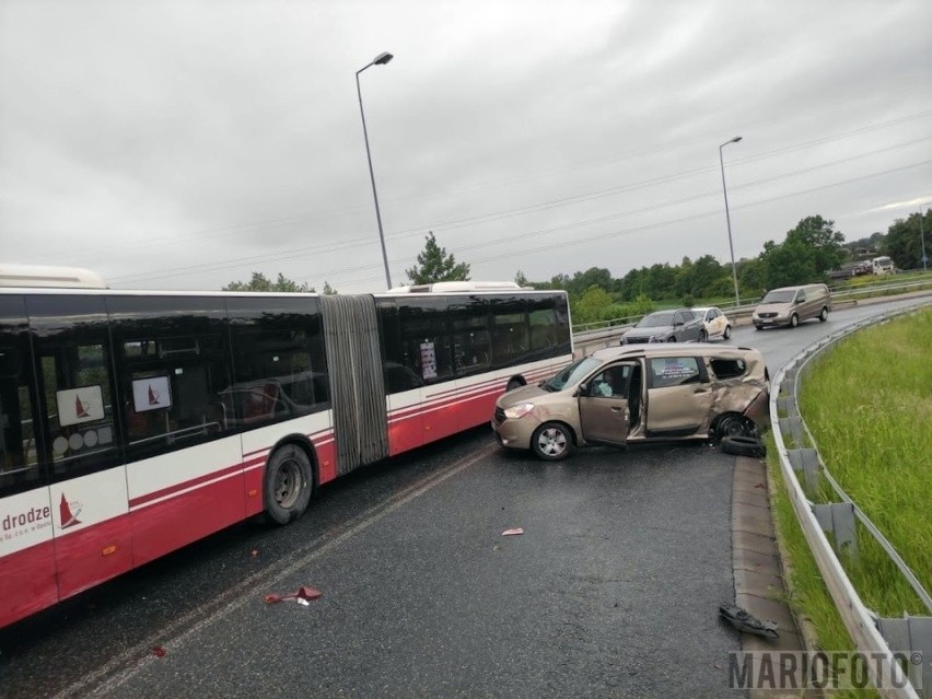 Opole. Wypadek z udziałem autobusu i trzech samochodów osobowych