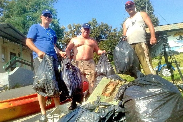 W ciągu kilku godzin z Odry można wyłowić kilkaset kilogramów śmieci. Na zdjęciu grupa wodniaków, która wzięła udział w zeszłorocznym sprzątaniu rzeki.
