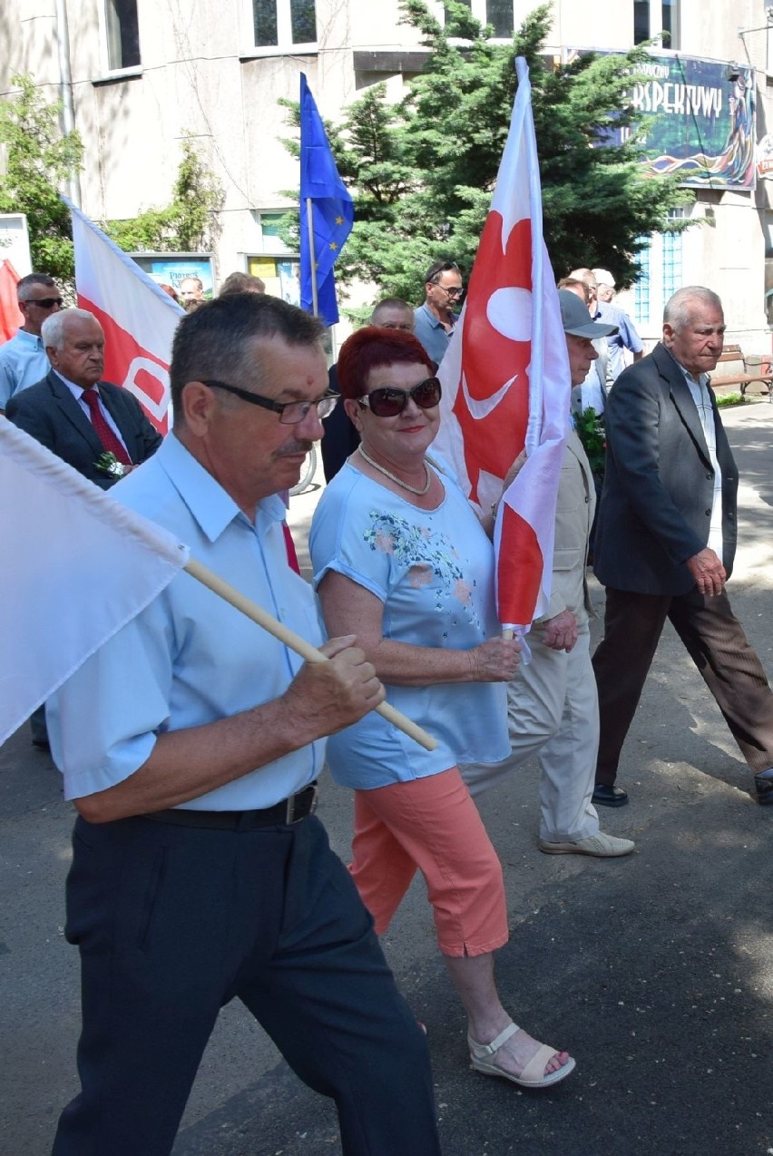 Pierwszomajowa manifestacja w Ostrowcu liczna i dobrze zorganizowana [ZDJĘCIA]