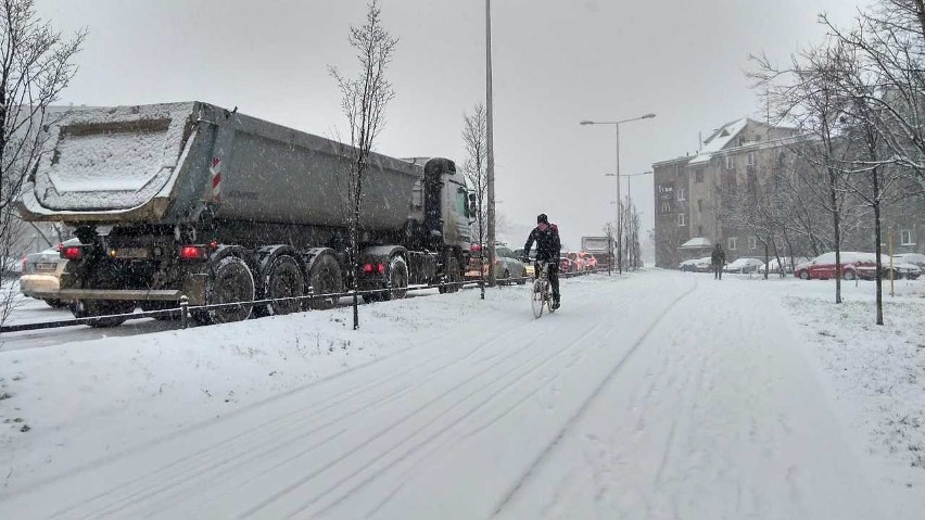 Atak zimy we Wrocławiu. Miasto stanęło w korku (ZDJĘCIA)