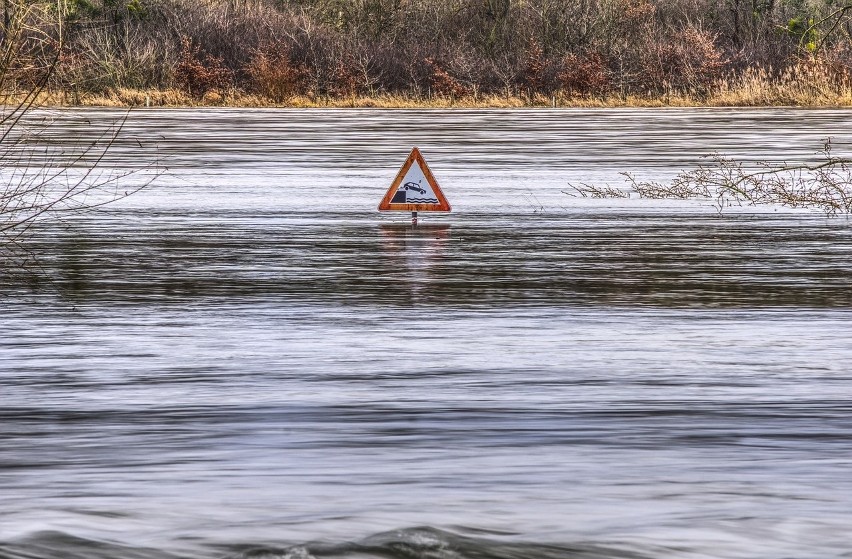 Alarm powodziowy na Śląsku. Gwałtowne roztopy po intensywnych opadach śniegu WIDEO + ZDJĘCIA