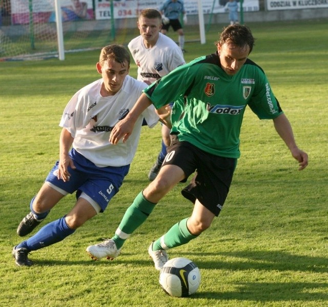 Piłkarze Stali (z piłką Dariusz Stachowiak) w kompromitującym stylu przegrali z MKS w Kluczborku.
