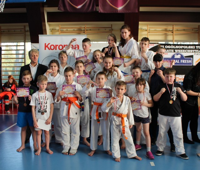 Ekipa Kieleckiego Klubu Karate Kyokushin Koronea z trener Beatą Kij i Krzysztofem Borowcem. 