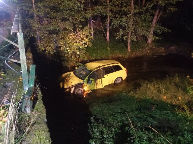 W nocy z wtorku na środę w miejscowości Budy (gm. Lipnica) doszło do wypadku. Kierowca audi jadąc w stronę miejscowości Laska, stracił panowanie nad pojazdem, przerwał mostowe barierki i znalazł się w rzece.