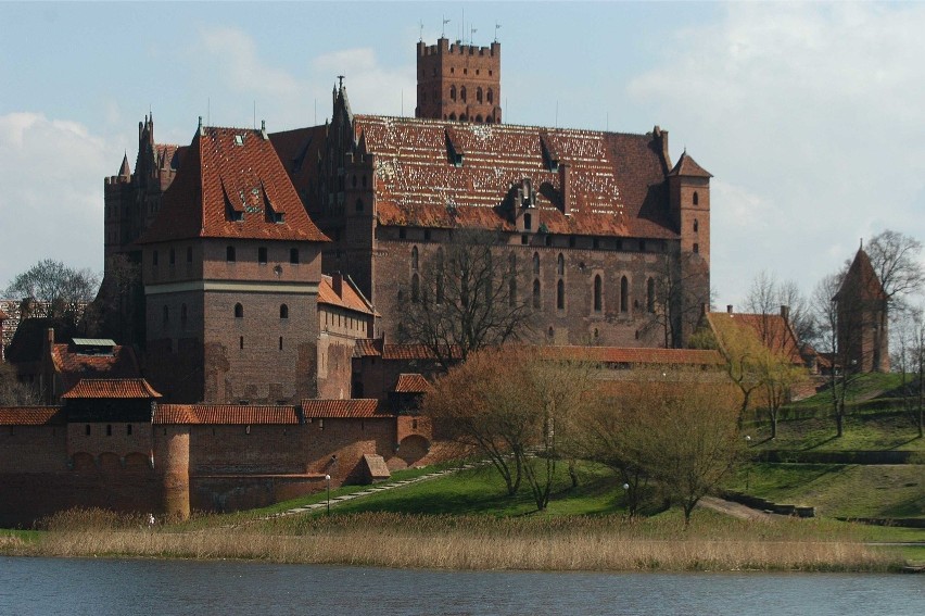 Zamek położony jest na prawym brzegu Nogatu, gotycki,...