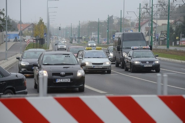 Dojazd na cmentarze 1 listopada w Poznaniu: Duże utrudnienia. Na zdjęciu: Junikowo