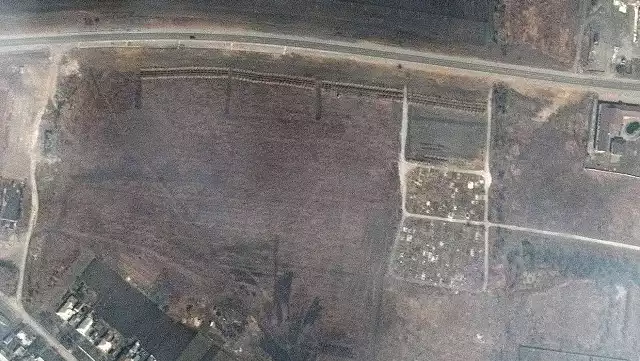 Zdjęcie satelitarne masowych grobów w Manguszu