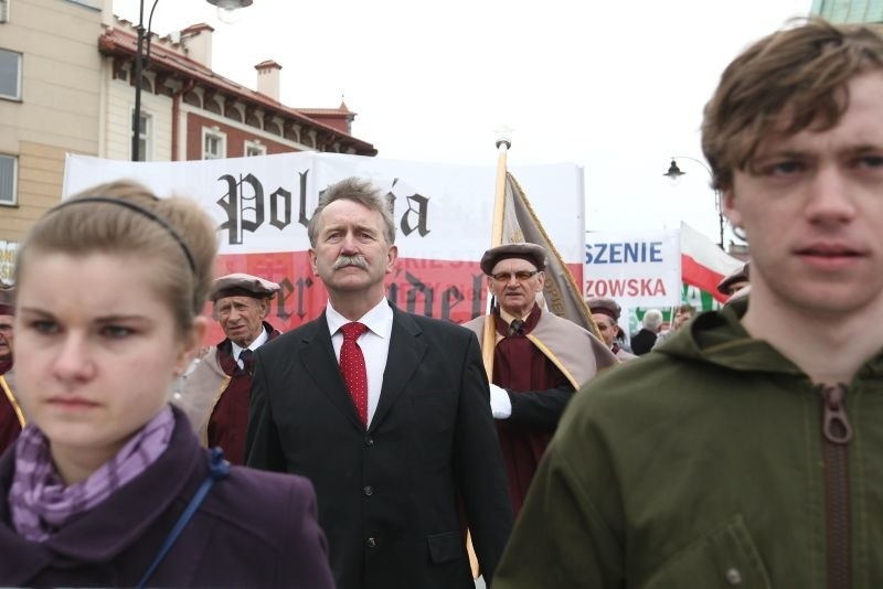 Na czele szła młodzież. Każdy niósł styropianową tablicę z...