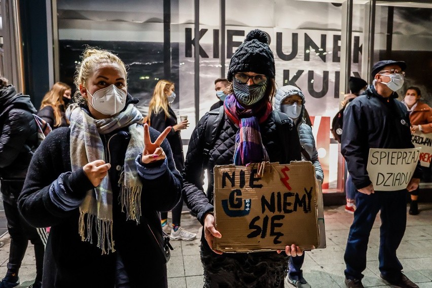 Strajk Kobiet w Gdańsku 31.10.2020 r. "Wolny wybór albo psikus!" Kilkaset osób przeszło w proteście przed biura posłów PiS