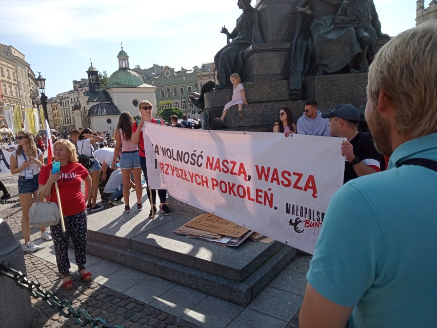 Kraków. Na Rynek przyszli przeciwnicy "dzielenia na zaszczepionych i niezaszczepionych"