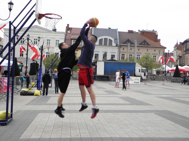 Koszykówka uliczna w Rybniku. "Rynek Basket" - to nazwa imprezy na rybnickim Rynku, która co roku 1 maja przyciąga miłośników koszykówki z całego regionu. ZOBACZ ZDJĘCIA Z IMPREZY NA RYNKU W RYBNIKU