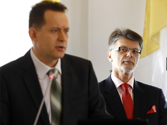 Podczas wczorajszej sesji Robert Kultys (z lewej) i jego koledzy z PiS kilkakrotnie próbowali bronić inwestycji Maylandu, który wczoraj reprezentował dyrektor Jarosław Więckowski (w tle). 