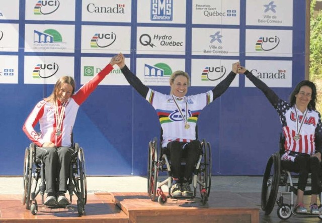 Renata Kałuża ze swoim medalem zdobytym podczas Pucharu Świata