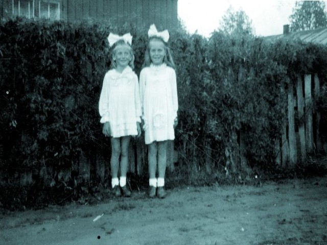 Basia (po lewej stronie) i jej siostra Teresa - I komunia święta na wysiedleniu w Wiśniówce