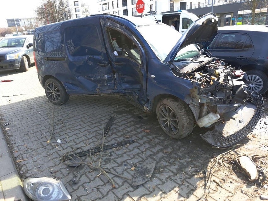 Wypadek na Pienistej w Łodzi.  Pędził jak szalony, uszkodził kilka aut. Jest w szpitalu ZDJĘCIA