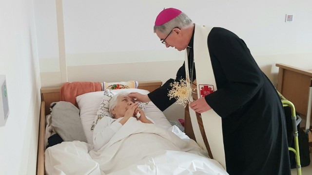 Nowe miejsce służące osobom starszym i chorym, a także osoby tam przebywające pobłogosławił biskup Jan Wątroba