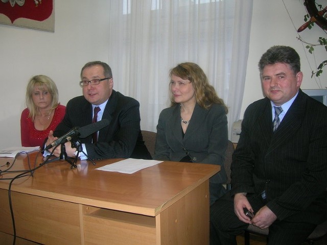Kandydatem lokalnego SLD miał być Marek Wikiński (drugi od lewej), ale została nim Jolanta Sokołowska (pierwsza z lewej), trzecia od lewej Katarzyna Piekarska, dalej Waldemar Kaczmarski.