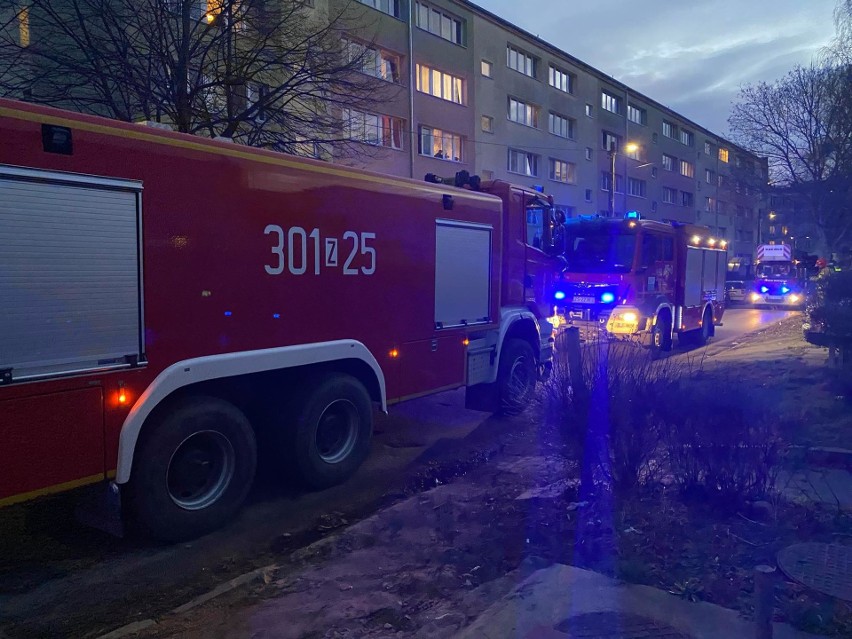 Trzy zastępy straży pożarnej przy ulicy Dembowskiego w Szczecinie. Paliła się... potrawa