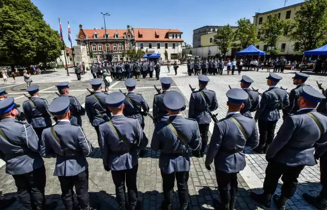 Na przestrzeni lat zasady emerytury służb mundurowych ulegały zmianom. Przed 2013 roku policjant mógł przejść na emeryturę po zaledwie 15 latach służby. W lipcu 2019 roku zasady ponownie uległy transformacjom, w wyniku czego nie obowiązuje wiek emerytalny. Funkcjonariusze, którzy rozpoczęli służbę po 2013 roku mogą odejść po przepracowaniu 25 lat, bez względu na to, ile lat będą mieć.Więcej informacji na kolejnych slajdach >>>