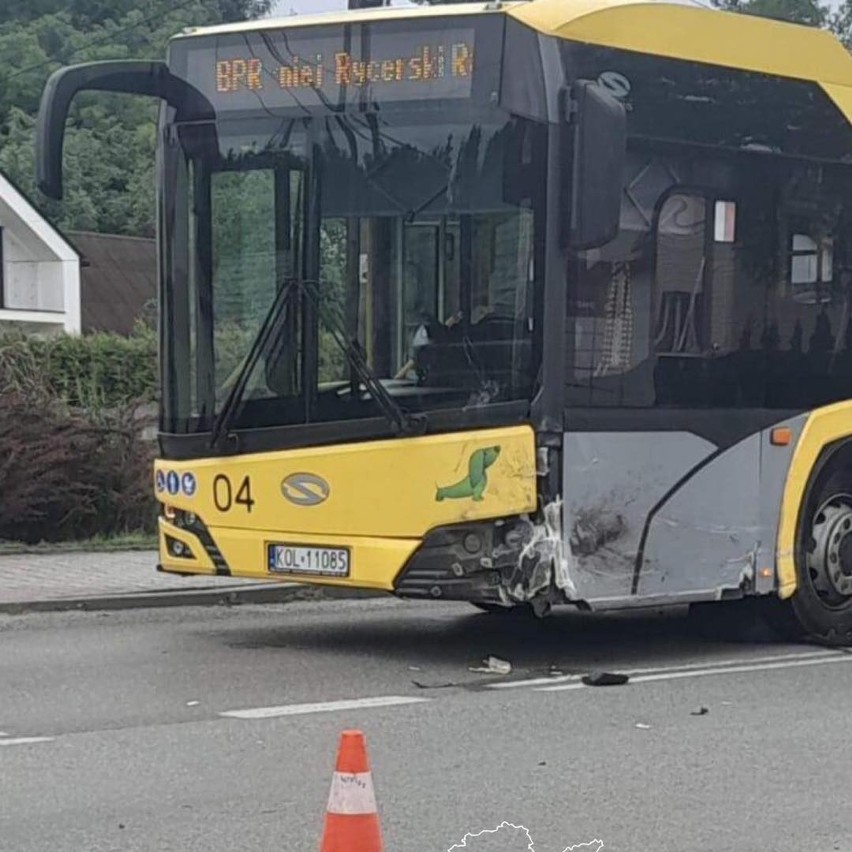 Śmiertelny wypadek w Rabsztynie. Autobus zderzył się z...