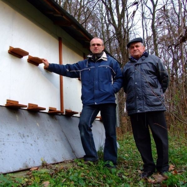 Marcin Miske i Franciszek Kolender mówią, że z roku na rok pszczelarze mają coraz więcej problemów.