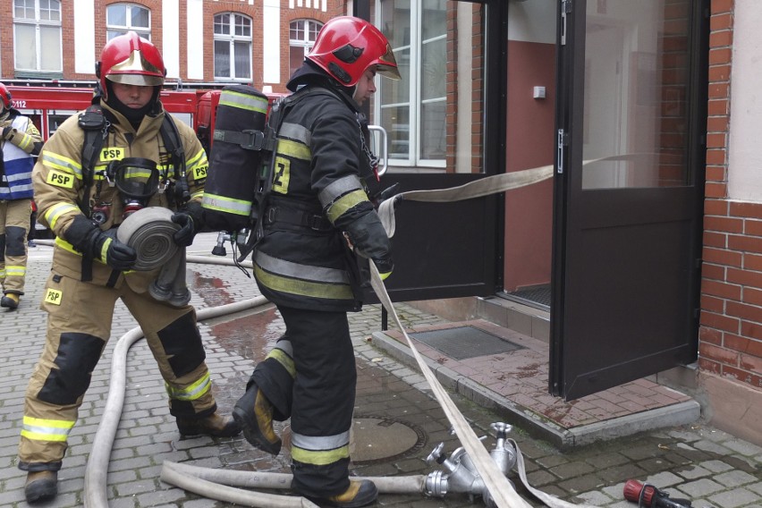 Ćwiczenia straży pożarnej na ulicy Niedziałkowskiego w Słupsku [zdjęcia]