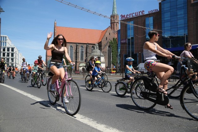 Rowery już dawno przestały być traktowanie jedynie jako sport rekreacyjny. Coraz więcej osób dojeżdża na jednośladach do pracy czy do szkoły. Wpływ na rowerową rewolucję ma nie tylko pandemia, ale i rosnąca sieć ścieżek rowerowych, a także wypożyczalni sprzętu w kolejnych miastach.Holidu, wyszukiwarka apartamentów i domów wakacyjnych, postanowiła sporządzić ranking miast w Polsce z największą ilością dostępnych ścieżek rowerowych. Ranking został stworzony na podstawie danych ze strony OpenStreetMaps.Nie jest zaskoczeniem, że biorąc pod uwagę całkowitą długość ścieżek rowerowych mierzoną w kilometrach, na pierwszym miejscu jest Warszawa (526 km), a tuż za nią Wrocław (263 km), Poznań (185 km), Kraków (165 km) i Łódź (159 km). Patrząc jednak na miasta, które oferują największą liczbę ścieżek rowerowych na mieszkańca, ranking wygląda zupełnie inaczej. 10 miast w Polsce, które są najbardziej przyjazne dla rowerzystów, mając największą liczbę ścieżek  rowerowych na mieszkańca, pokazujemy na kolejnych slajdach. Poszeregowaliśmy jej od 10 do 1 miejsca.