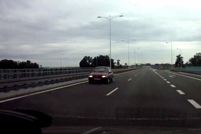 Kierowca Forda Fiesty jedzie po prąd lewym pasem drogi ekspresowej S8 pod Wrocławie