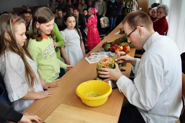 Piotr Wasik, wicemistrz Europy w rzeźbieniu w warzywach i owocach.
