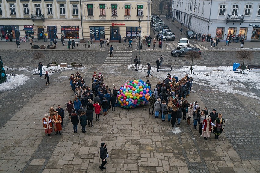 Jubileuszowy Polonez sądeckich maturzystów przed ratuszem