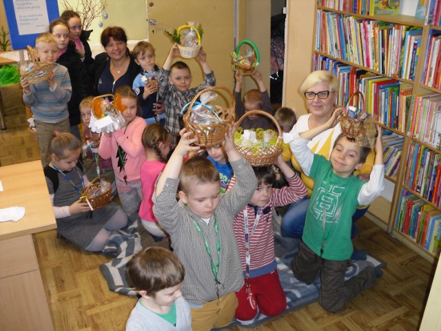 Prezenty dla pierwszaków z Potulic zając ukrył w bibliotece