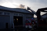 Pożar dużej hali warsztatowej w Bodzentynie. W środku były samochody, zawaliła się część dachu [WIDEO]