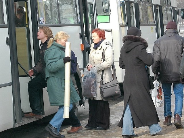 Miesięcznie kontrolerzy wystawiaja ok. 1,5 tys. kar za jazdę bez biletu