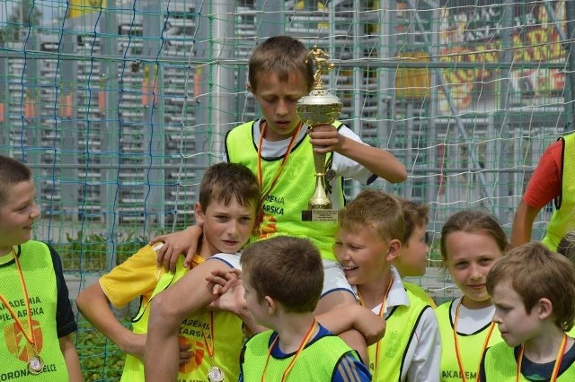 Zawodnicy w wieku 11-12 lat z Oksy zajęli trzecie miejsce na turnieju Akademii Piłkarskich Korony Kielce z okazji Dnia Dziecka. 