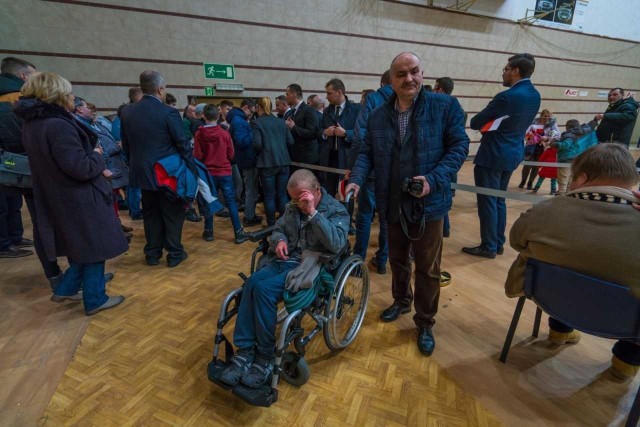 Jakub Owsianka z synem Piotrem przyjechali na spotkanie z prezydentem Polski, by wręczyć mu apel o pomoc dla niepełnosprawnych