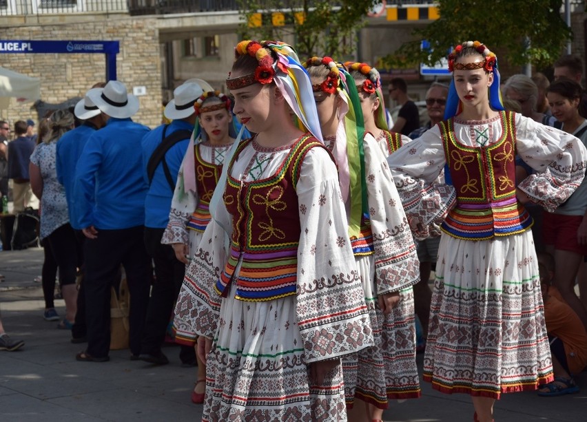 Gorlice. Festiwal Świat pod Kyczerą. Przez miejski deptak przeszedł barwny korowód artystów z różnych stron świata