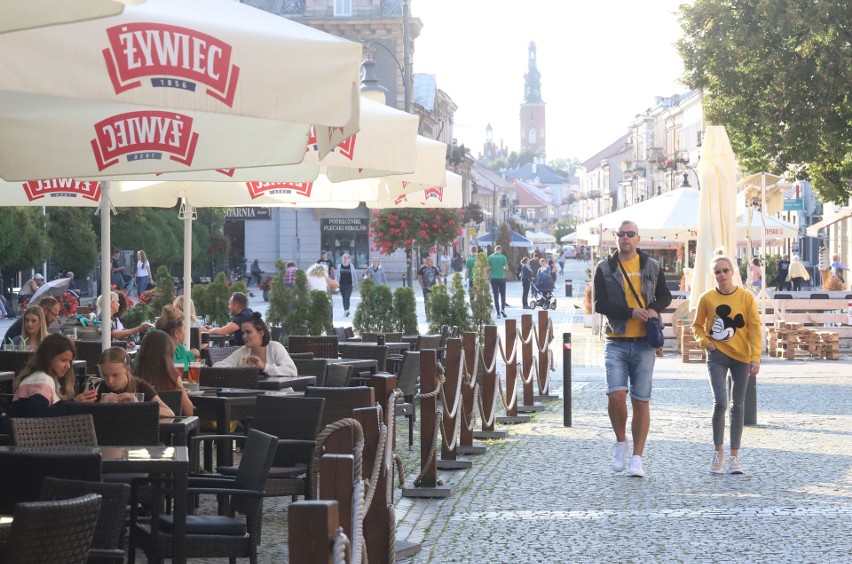 Ciepłe piątkowe popołudnie zachęcało do spacerów i spotkań w...