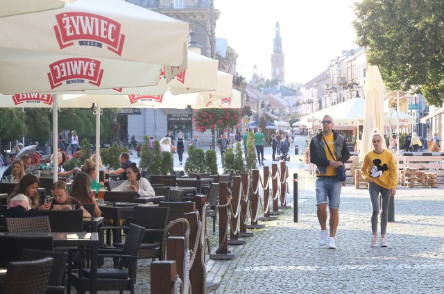 Ciepłe piątkowe popołudnie zachęcało do spacerów i spotkań w gronie znajomych. Radomski deptak stał się miejscem gdzie mieszkańcy chętnie spędzają wolny czas. Spacer, dobra kawa, ciacho lub smaczna kolacja pozwala się zrelaksować i nabrać nowych sił. Powodzeniem cieszyły się tradycyjnie ogródki w lokalach.  Zobaczcie kolejne zdjęcia >>>