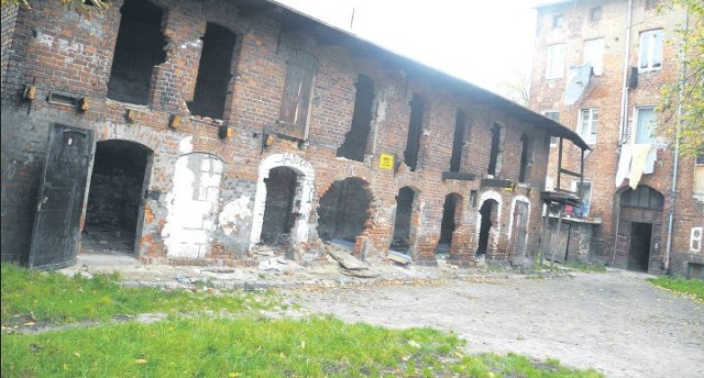 Przy ul. Wojska Polskiego jest kilka ruin, które czekają na rozbiórkę. Ma ona nastąpić w przyszłym roku.