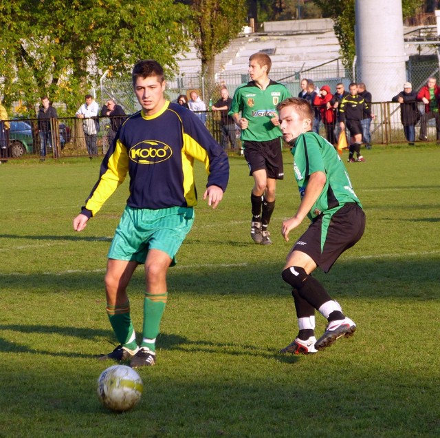 Piłkarze Stali II Stalowa Wola (z piłką Marcin Szeser z Sokoła) pokonali na własnym boisku Sokoła II Nisko.
