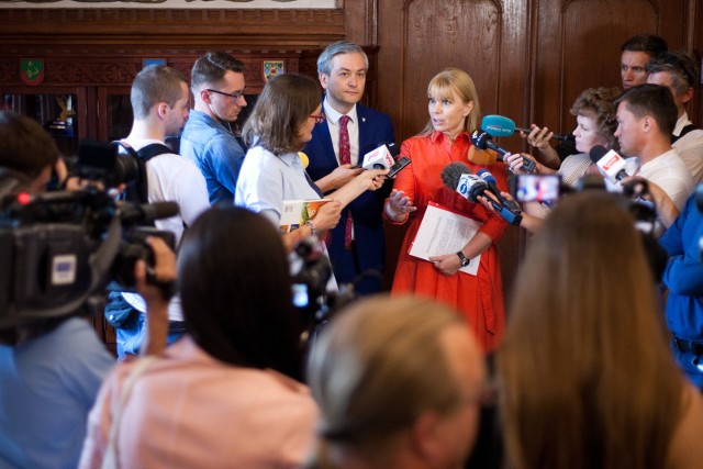 Komisarz Elżbieta Bieńkowska uczestniczy w "Dialogu obywatelskim" w różnych miastach Polski. 