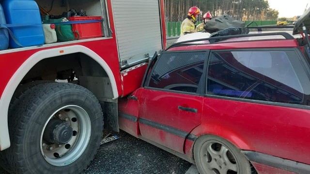 Wypadek na krajowej "10" wyglądał poważnie. Pasażerowie i kierowca zdołali samodzielnie wydostać się z nissana. Chwilę potem w samochód strażacki uderzył vw passatSmaki Kujaw i Pomorza odcinek 15