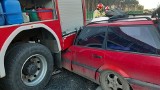 Wypadek na DK 10 pod Bydgoszczą. Samochód wbił się pod wóz strażacki [zdjęcia]