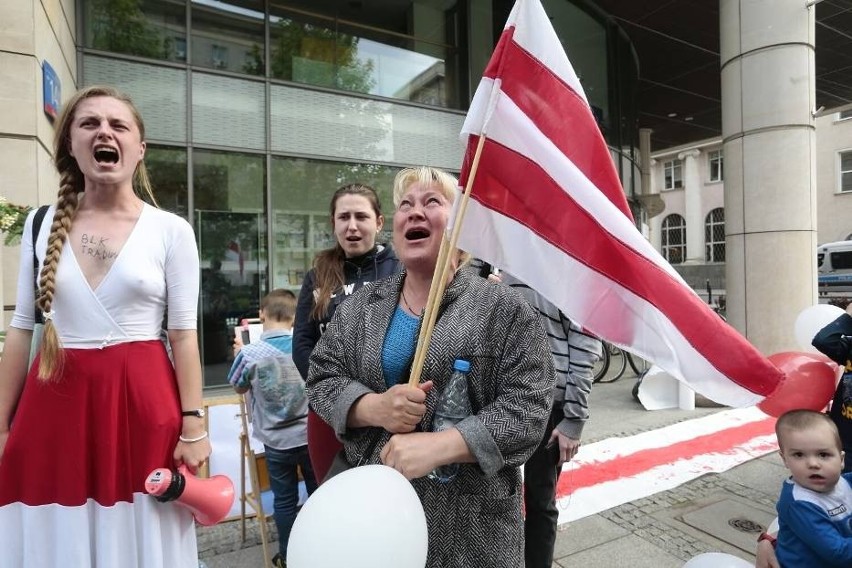 Białorusini w Polsce. Rodziny uciekają przed reżimem do Warszawy. "Uzbrojeni przeszukali dom, wybili szyby, aresztowali rodziców"